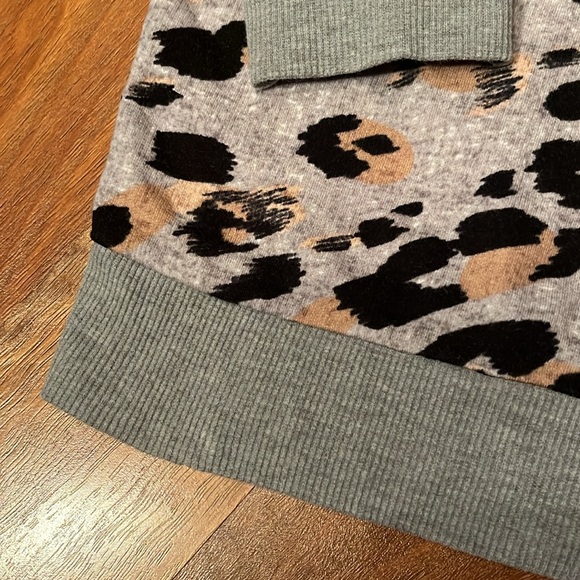 Like new Secret Treasures animal print sweatshirt - Picture 6 of 11